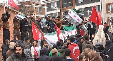 Eskişehir'de Suriyeliler, Esad'ın gidişini kutladı