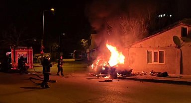 Eve çarpıp alev alan otomobilde ölen 4 kişinin kimlikleri belli oldu