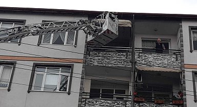 Evinin odasında kilitli kalan kadını, itfaiye kurtardı