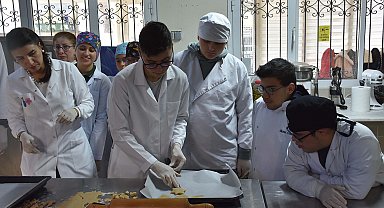 Geleceğin özel şefleri işi mutfağında öğreniyor