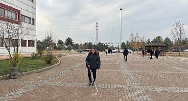 Görme engeli 3 çocuk annesinin okuma azmi
