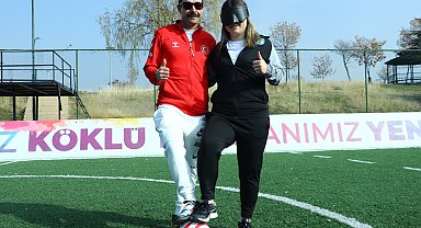 Görme engelli çift, futbolla hayata bağlandı