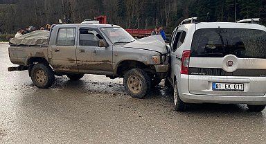 Hafif ticari araçla kamyonet çarpıştı: 4 yaralı