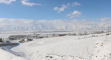 Hakkari'de kar yağdı; 51 yerleşim yerinin yolu kapandı