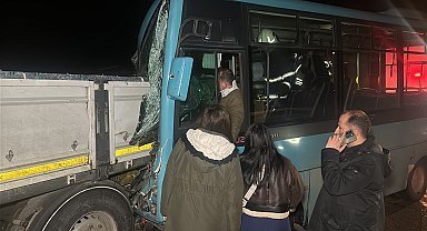 Halk otobüsü park halindeki TIR ile otomobile çarptı: 1 yaralı