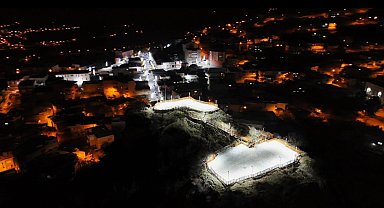 Hazo Kalesi hem gece hem gündüz görüntüsüyle dikkat çekiyor