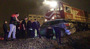 Hemzemin geçitte arızalanan otomobile yük treni çarptı; o anlar kamerada