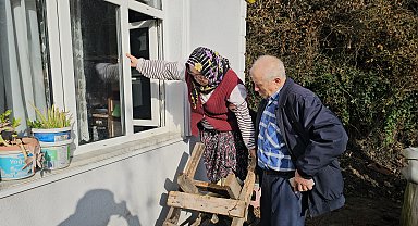 Heyelan nedeniyle girişi kapanan eve pencereden giriyorlar