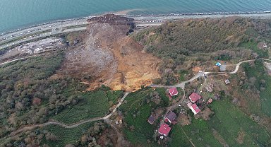 Heyelanın vurduğu Karadeniz Sahil Yolu'na 100 bin ton toprak akmış