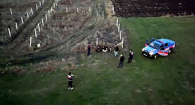 Hırsızlık şüphelileri dron destekli operasyonla tarlada yakalandı