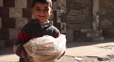 İHH, Halep halkına 36 bin adet ekmek dağıttı