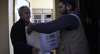 İHH, Halep'teki Hristiyan ailelere gıda ve ekmek yardımı yaptı
