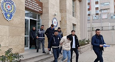 İki arkadaşın düz kontakla motosiklet çaldığı anlar kamerada