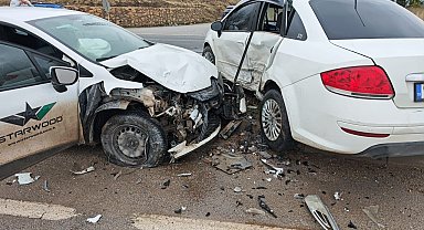İki otomobil çarpıştı; 1'i çocuk, 4 yaralı
