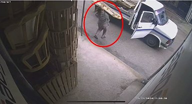 İmalathane önündeki paletleri kamyonete yükleyip çaldılar; o anlar kamerada