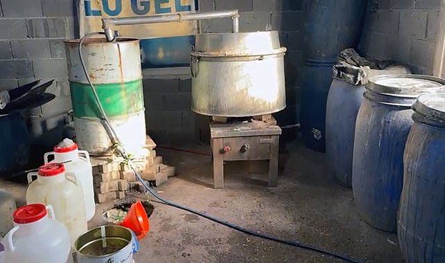 İmalathaneye çevirdiği evinde 1050 litre sahte içki ele geçirildi; 'yılbaşında içecektim' dedi