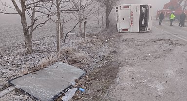 İşçi servis midibüsü buzlanan yolda devrildi; 1 ölü, 8 yaralı