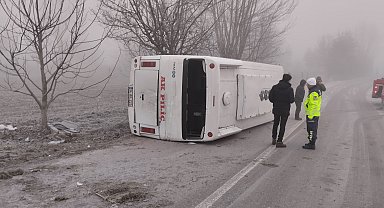 İşçi servis minibüsü buzlanan yolda devrildi; 9 yaralı