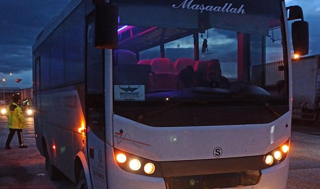 İşe giderken servis midibüsü çarptı, ağır yaralandı