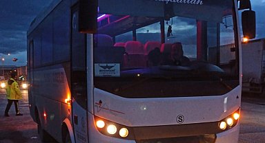 İşe giderken servis midibüsü çarptı, ağır yaralandı