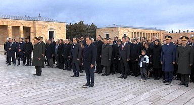İsmet İnönü, mezarı başında anıldı
