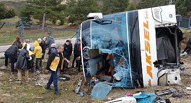 Isparta'da yolcu otobüsü devrildi; 1 ölü, 24 yaralı