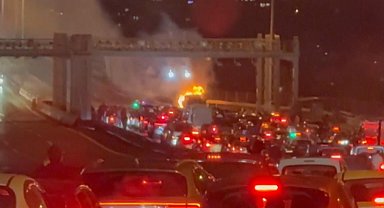 İstanbul- 15 Temmuz Şehitler Köprüsü'nde araç yangını -1