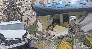 İstanbul- Ataşehir'de hafif ticari araç eve girdi; 3 yaralı