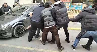 İstanbul- Avcılar'da pazar yerinde unutulan otomobili hep birlikte çektiler