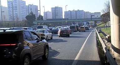 İstanbul - Bahçelievler D-100'de üst geçitten geçemeyen TIR trafik yoğunluğu oluşturdu