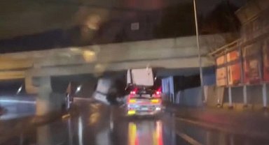 İstanbul-Bakırköy'deki aynı üst geçide yine TIR çarptı; o anlar kamerada -1