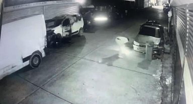 İstanbul-Başakşehir'de iş yeri ve otomobili ateşe verdi; o anlar kamerada