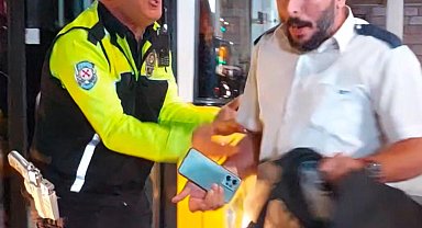 İstanbul- Beşiktaş'ta otobüs şoförü yolcuya sinirlenip indi; polis ikna etmeye çalıştı