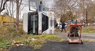 İstanbul - Beylikdüzü'nde yol çöktü, hafriyat kamyonu çukura düştü