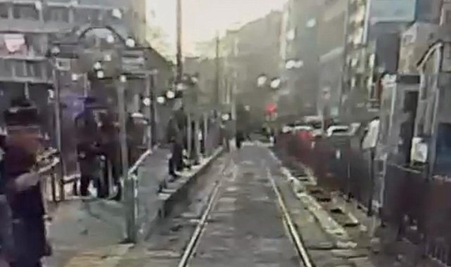İstanbul - Beyoğlu'nda 79 yaşındaki adamın tramvayın altına kaldığı anlar kamerada