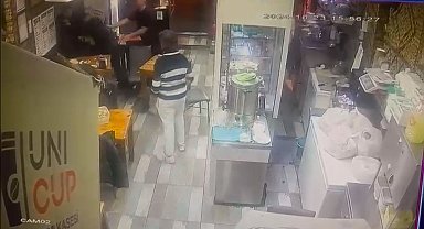 İstanbul - Beyoğlu'nda çorbacıda silahlı küfür kavgası; kendini vurdu dışarıya attılar