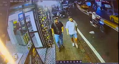 İstanbul - Beyoğlu'nda husumetlisine ateş açan saldırgan 4 kişiyi vurdu; o anlar kamerada
