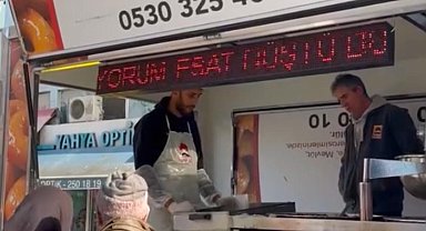 İstanbul- Beyoğlu'nda Suriyeli esnaf lokma dağıtarak kutlama yaptı