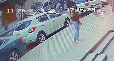 İstanbul - Beyoğlu'nda taşla dükkanın camını kıran öğrenciyi tekme tokat dövdüler