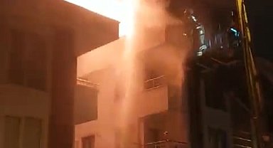 İstanbul-Çekmeköy'de 3 katlı binanın teras katı alev alev yandı