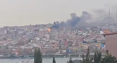 İstanbul - Fatih'te 6 katlı binanın çatısında yangın-2