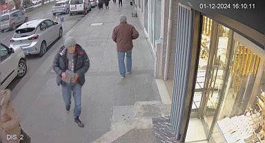 İstanbul - Fatih'te güpegündüz kaldırım taşıyla tezgahını kırdığı kuyumcuyu soymaya kalktı