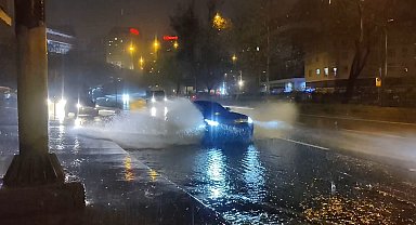 İstanbul-İstanbul'da sağanak yağış etkili oldu; iş yerlerini su bastı
