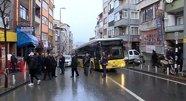 İstanbul- Kağıthane'de İETT otobüsü çöken yolda kaldı
