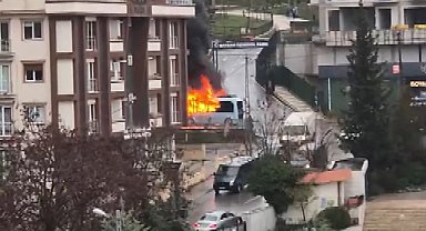 İstanbul - Kartal'da minibüs alev alev yandı, yolcular tahliye edildi