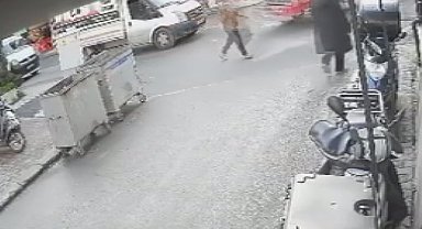 İstanbul- Kartal'da yolun karşısına geçmek isteyen kadına kamyonet çarptı; kaza kamerada