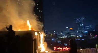 İstanbul - Küçükçekmece'de 5 katlı binanın çatısında çıkan yangın, 2 binaya daha sıçradı