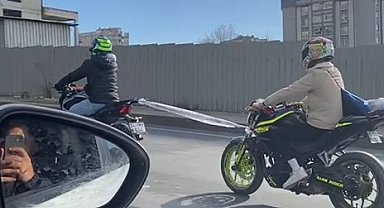 İstanbul - Küçükçekmece'de arızalanan motosikleti böyle çekti