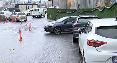 İstanbul - Küçükçekmece'de hatalı park eden araç trafiği kilitledi