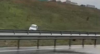 İstanbul- Kuzey Marmara Otoyolu'nda bariyer parçalarına çarpmaktan kaçan sürücü kaza yaptı